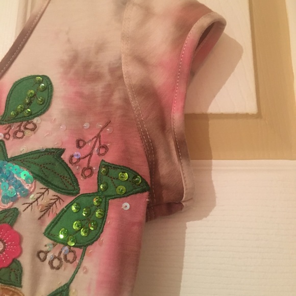 Top with the appliqué - Picture 3 of 5